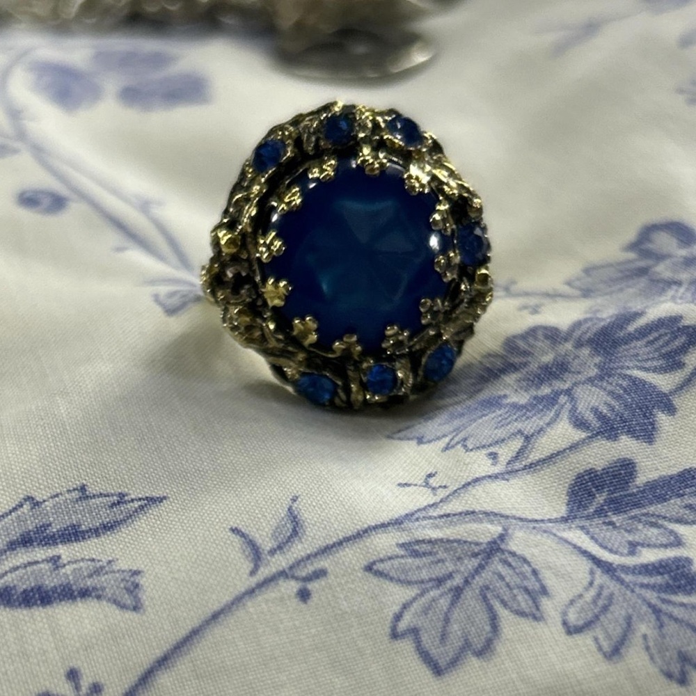 Elegant Blue Sapphire Vintage Coctail Ring
